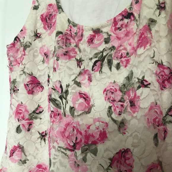 Beautiful floral lace top - Picture 2 of 4